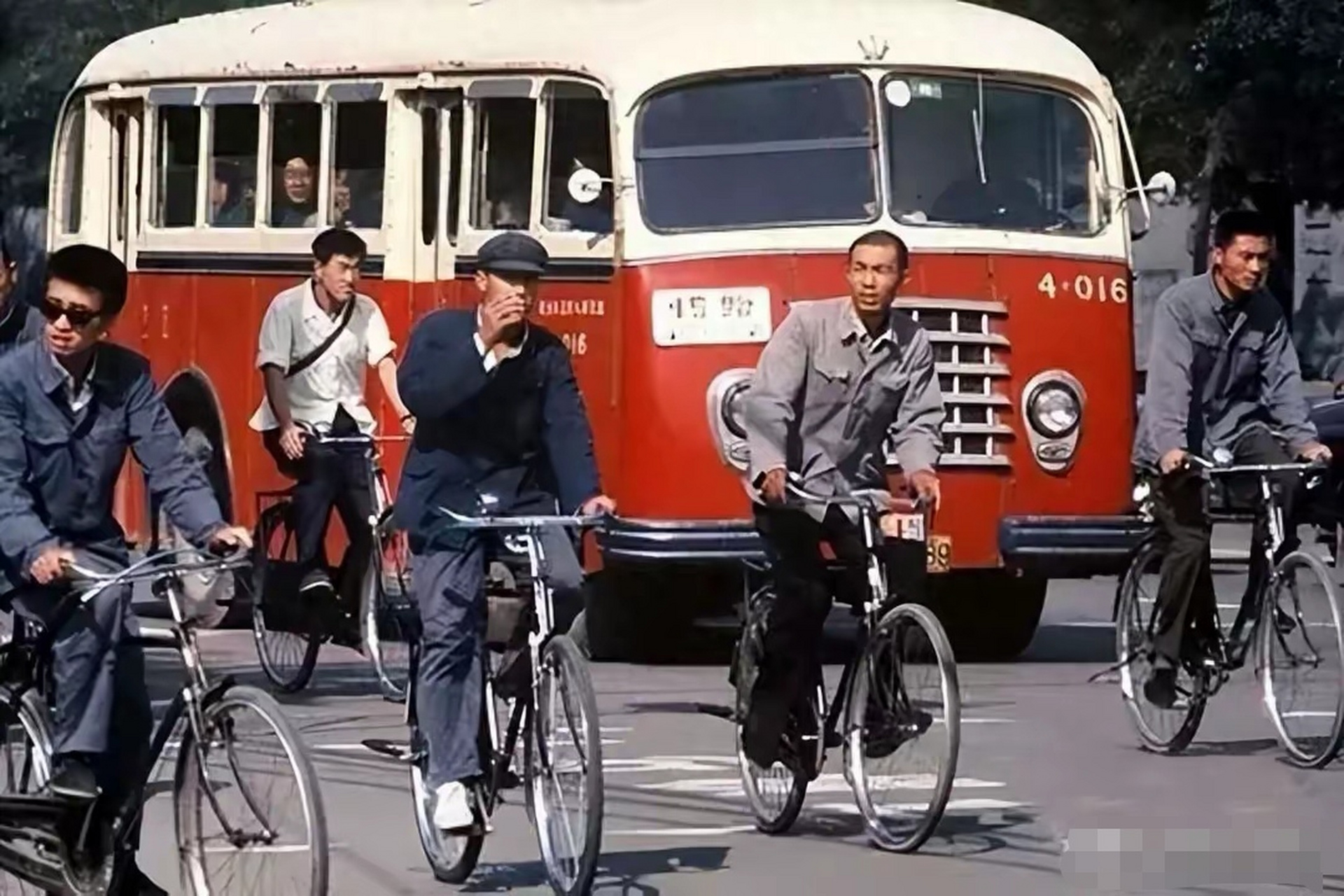 当年,我国被称为自行车大国,家中有一台自行车属于资产"一大件",可见