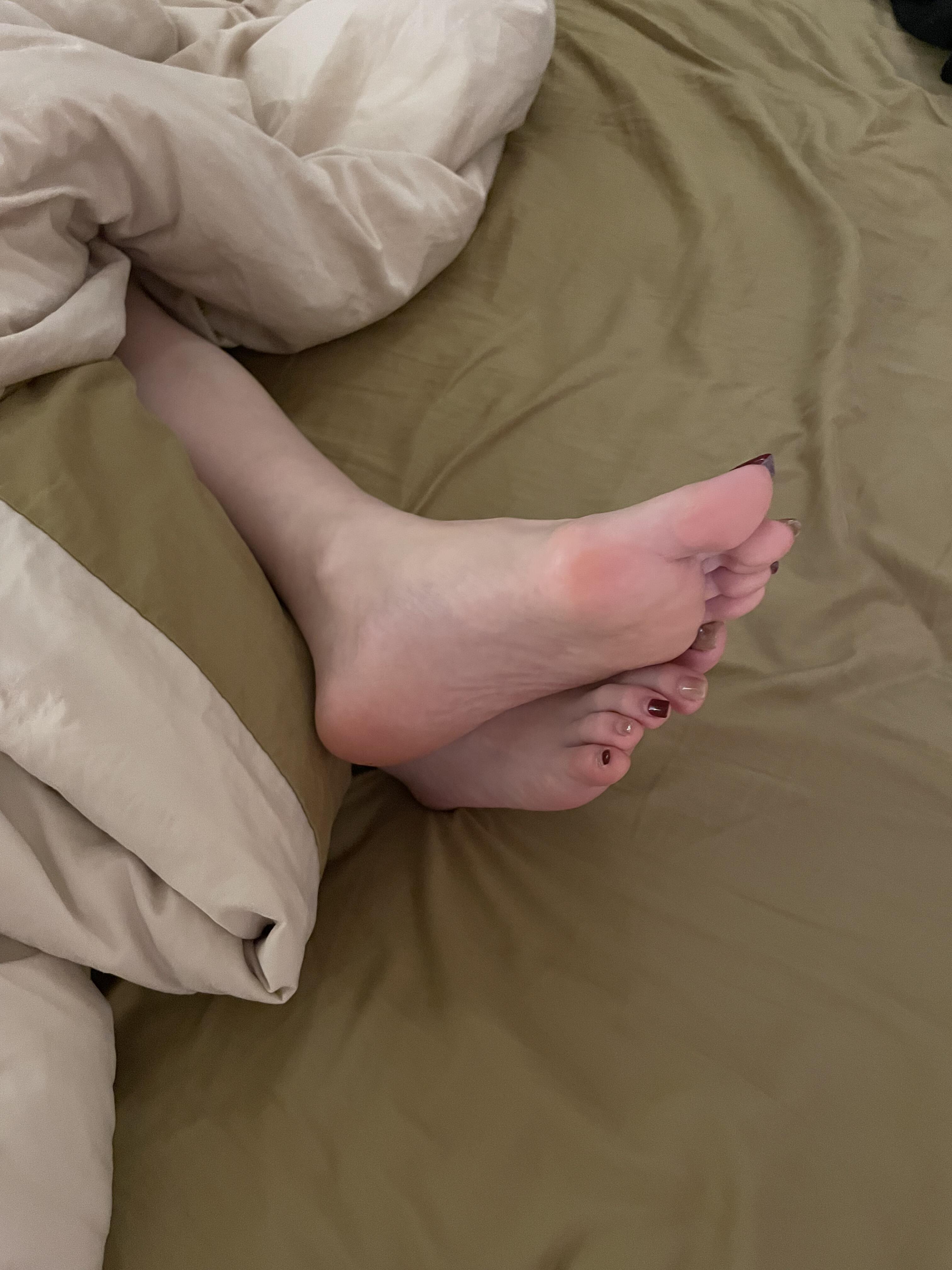 来,你们说说,脚指甲长了有什么坏处?