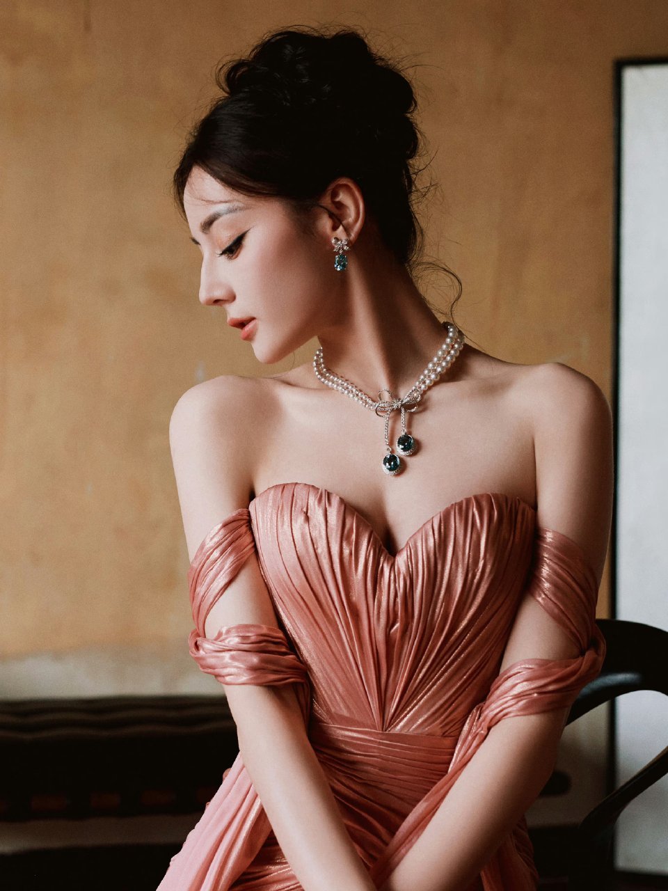 粉色浪漫,迪丽热巴抹胸长裙尽显柔美身姿,魅力四射