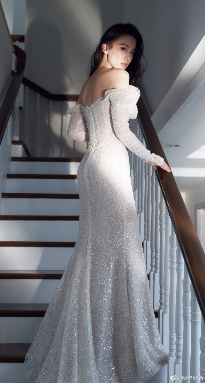 黄圣依穿高开叉礼服秀美腿参加沸腾之夜直播盛