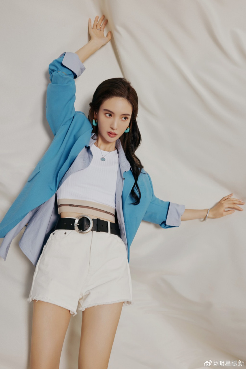 金晨出席商业活动穿白色短裤配高跟长靴大秀美