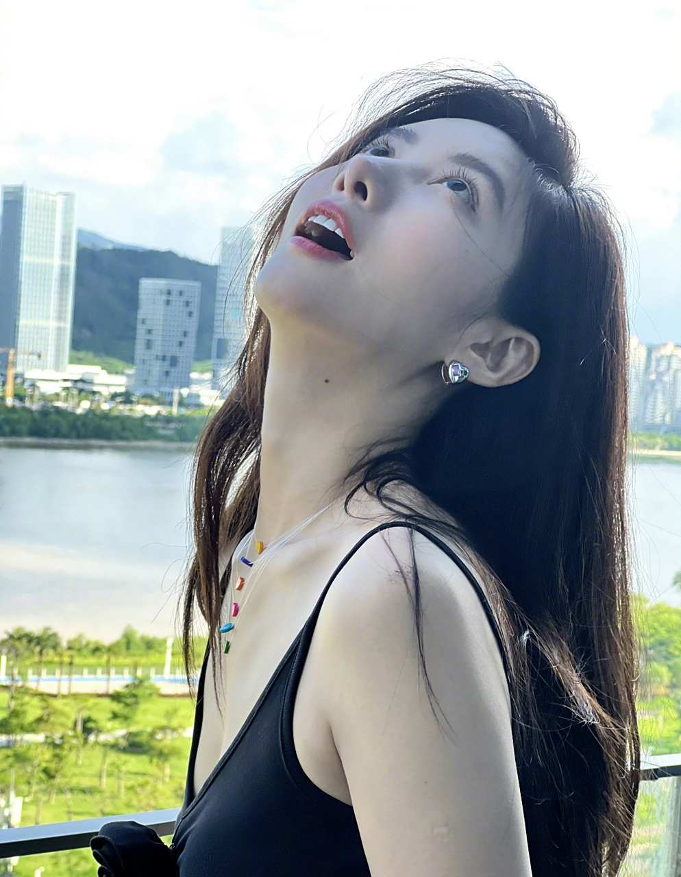 吴优,身材黑色紧身吊带衫,美丽动人!