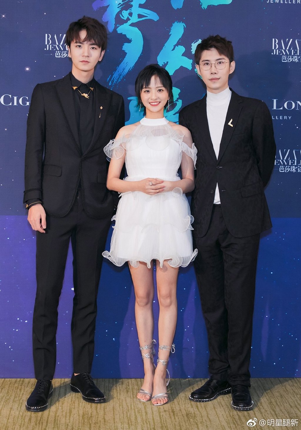 陈小纭高黑色开叉长裙 厉嘉琪白色短裙