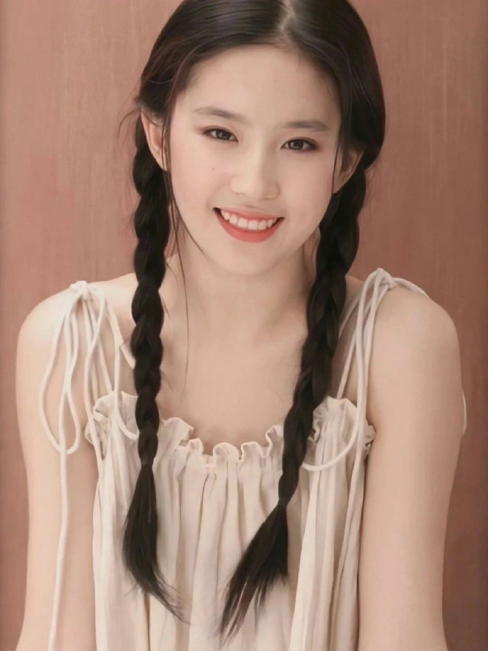 刘亦菲这双马尾辫,非常清纯甜美,楚楚动人,像极我们读书时期的校花.