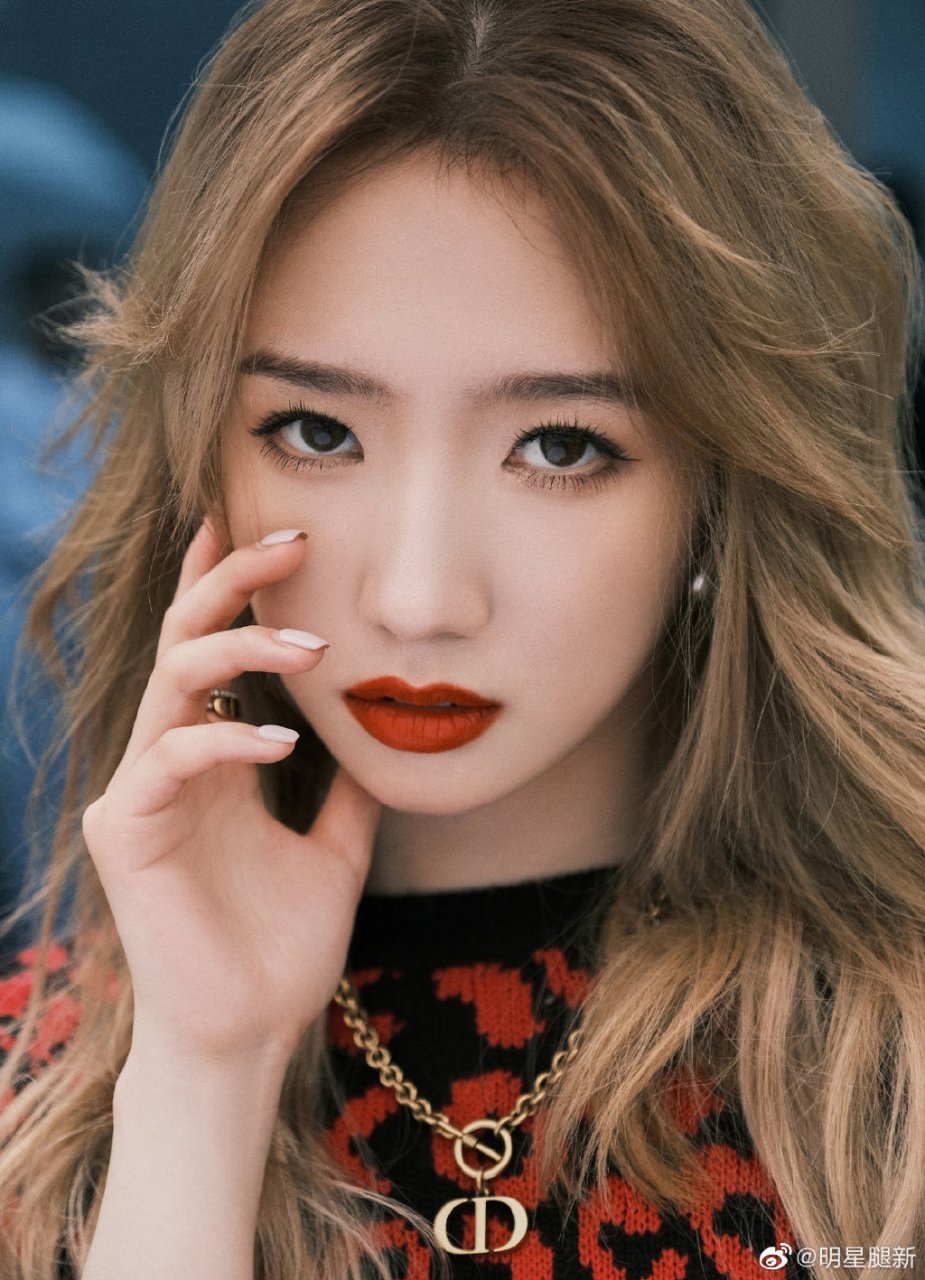 金发美女孟美岐烈焰红唇白皙玉脚