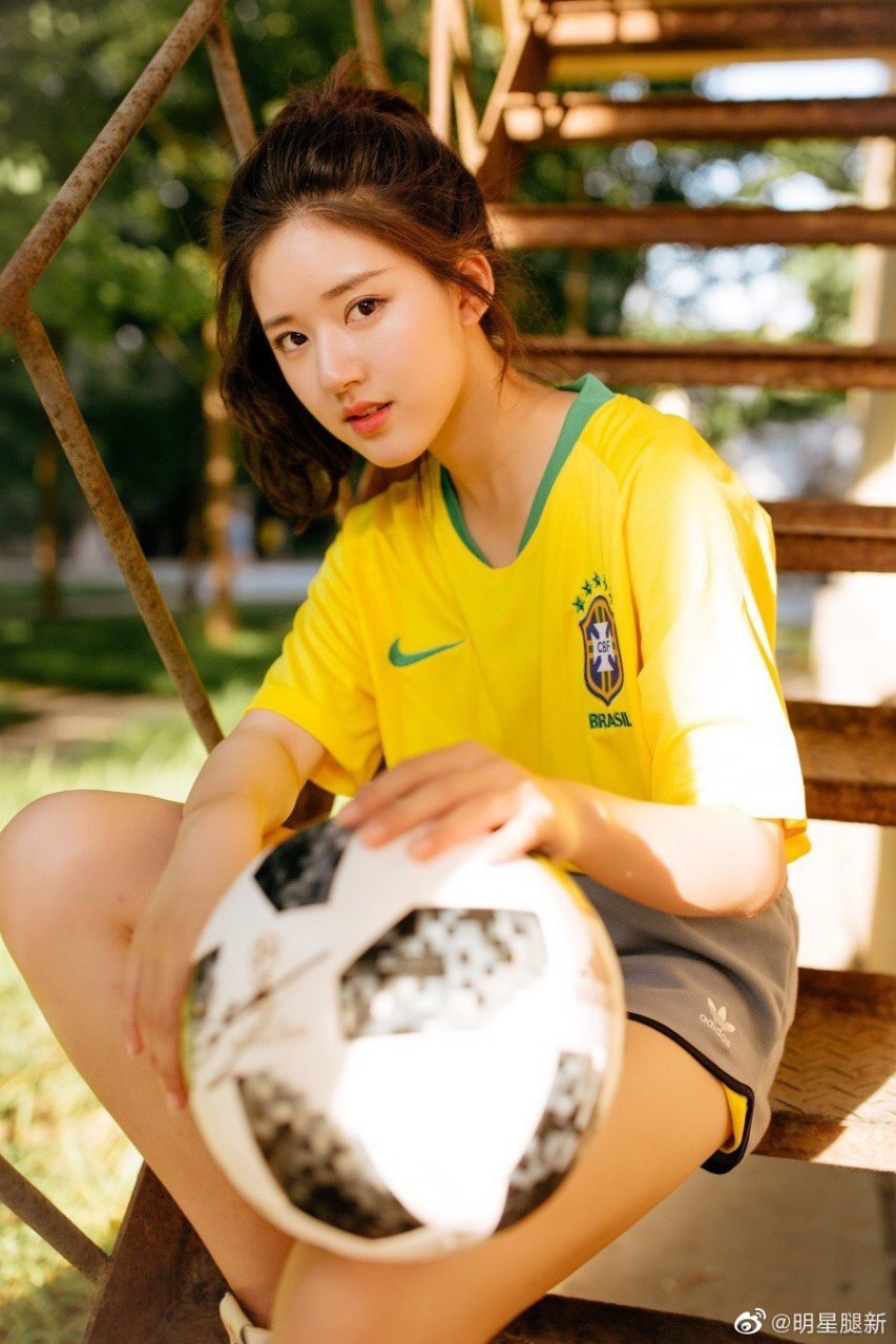 足球宝贝赵露思秀大腿笑容甜美