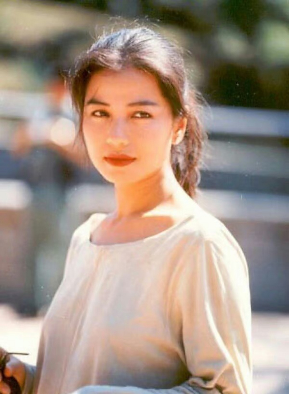 年轻时候的钟楚红,确实性感妩媚,让人为之心醉着迷.