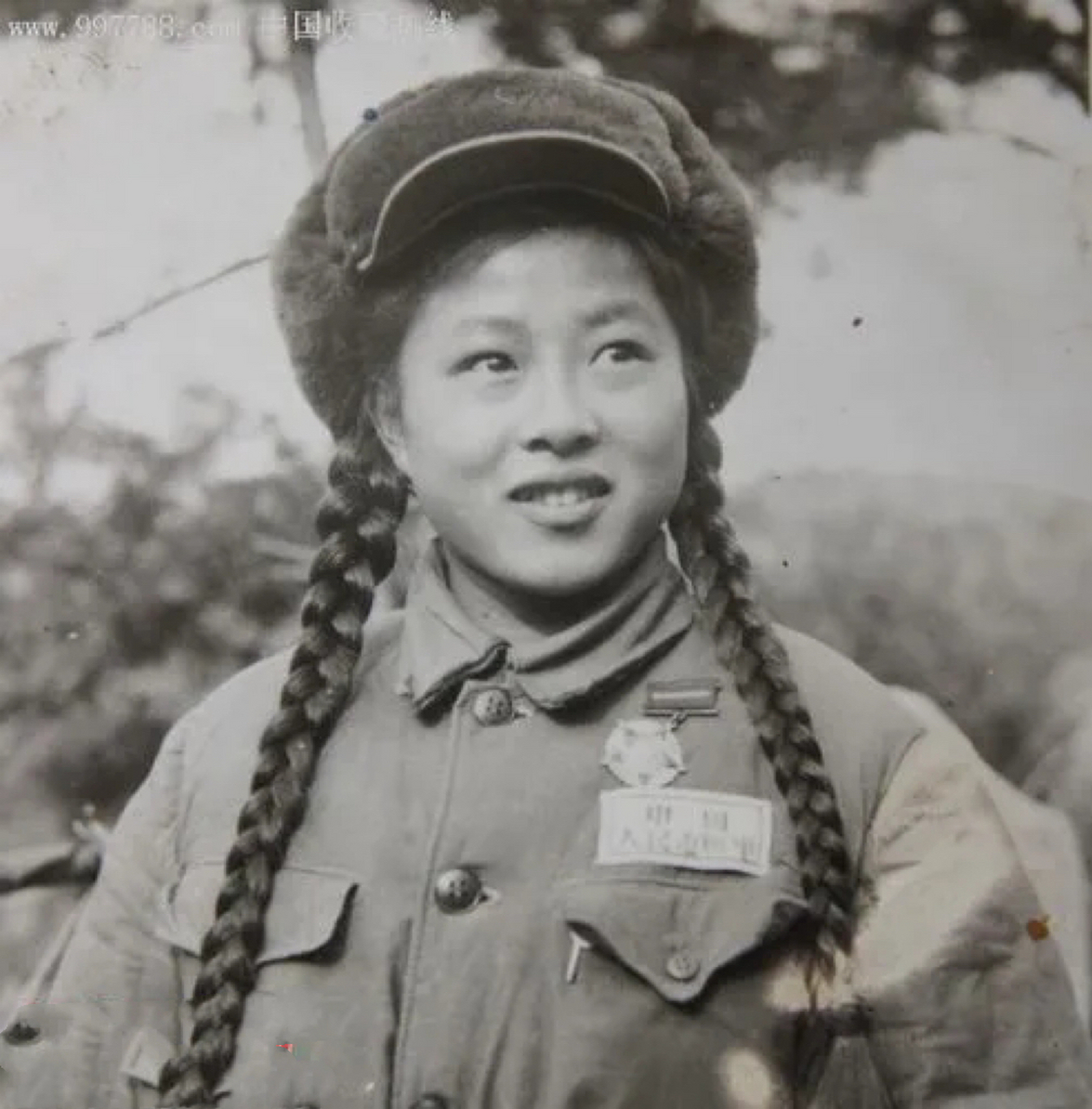 50年代,两名年轻的志愿军女兵的合影照片,镜头中的两人梳着麻花辫