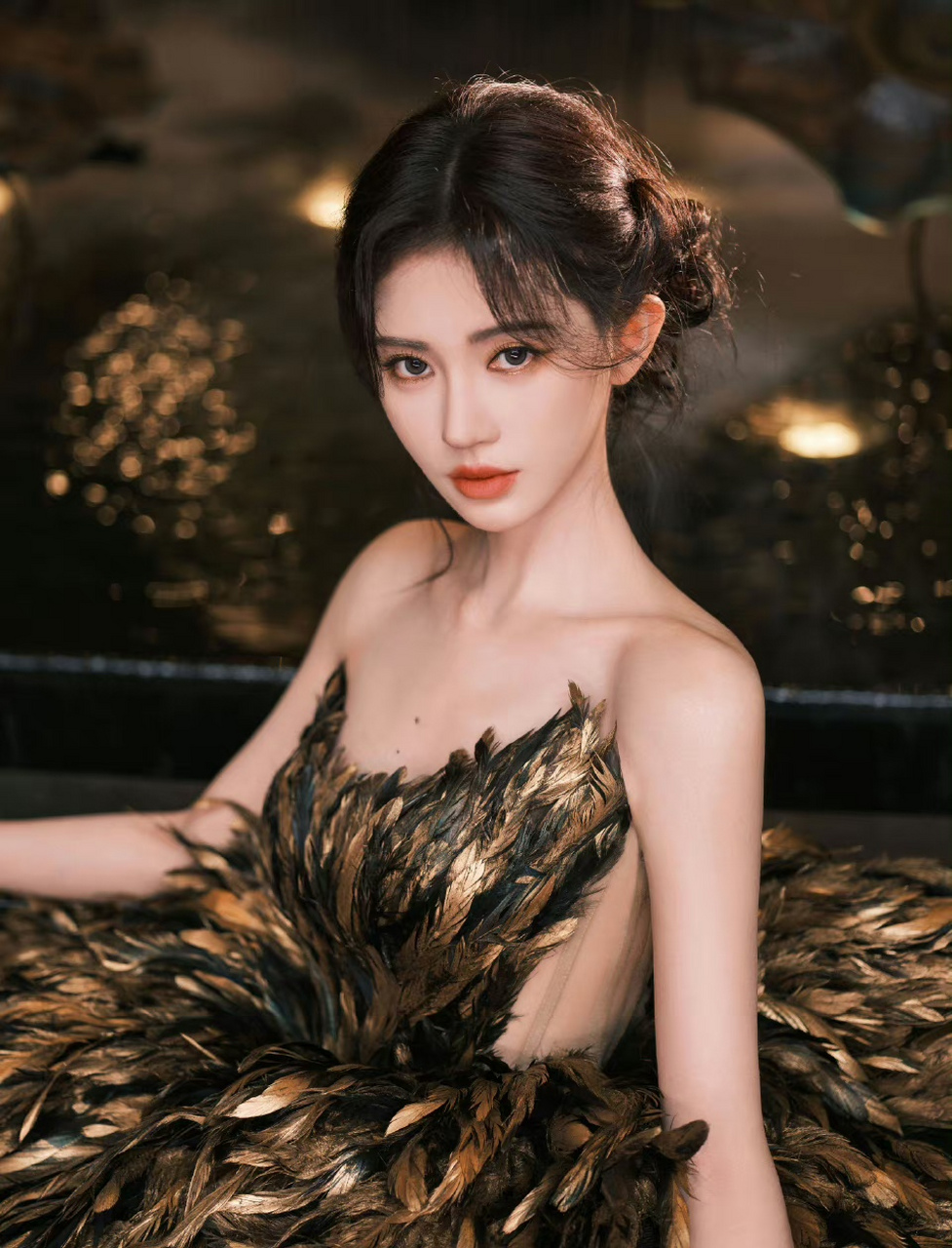 鞠婧祎金色羽毛裙写真,绝美香肩锁骨看点十足,迷的人神魂颠倒!