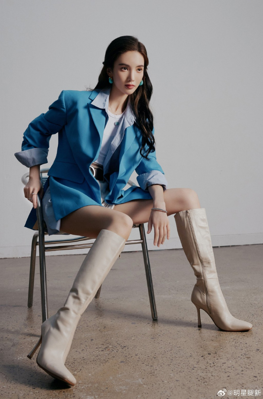 金晨出席商业活动穿白色短裤配高跟长靴大秀美