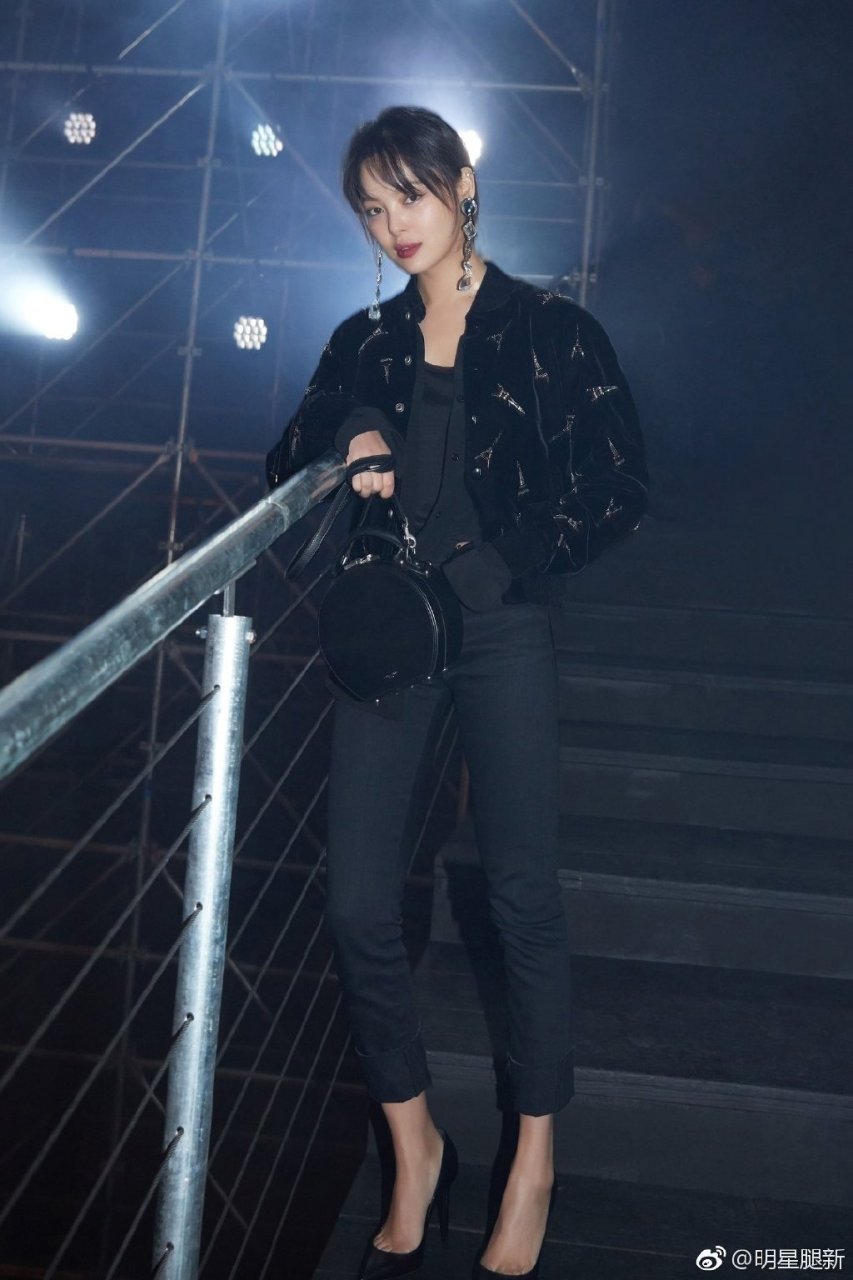 辛芷蕾紧身裤配尖头高跟鞋就是这个味儿