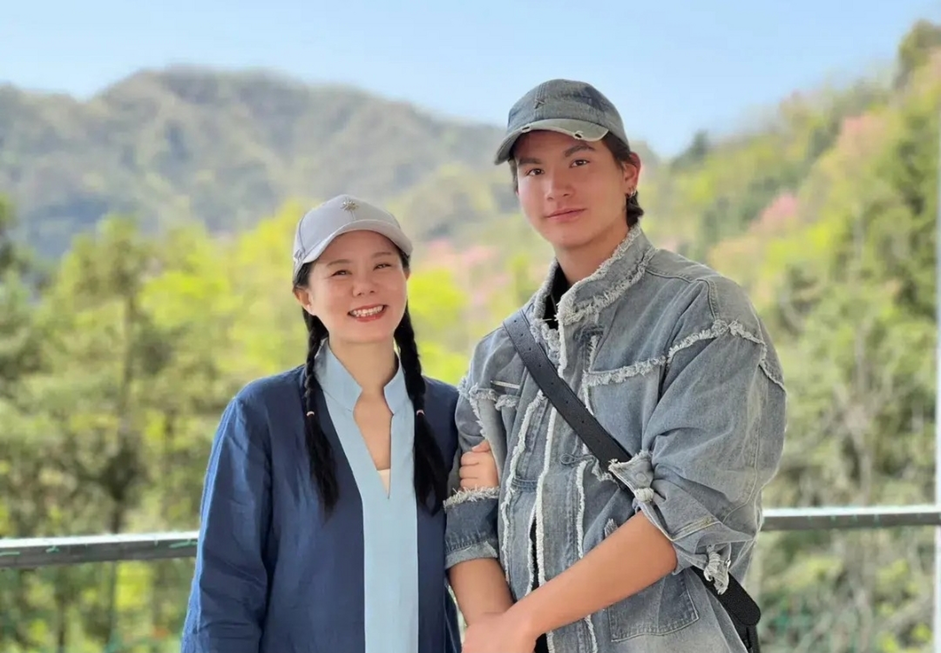 龚琳娜的儿子高大帅气,作为中德混血儿,遗传了父母的优良基因,越来越