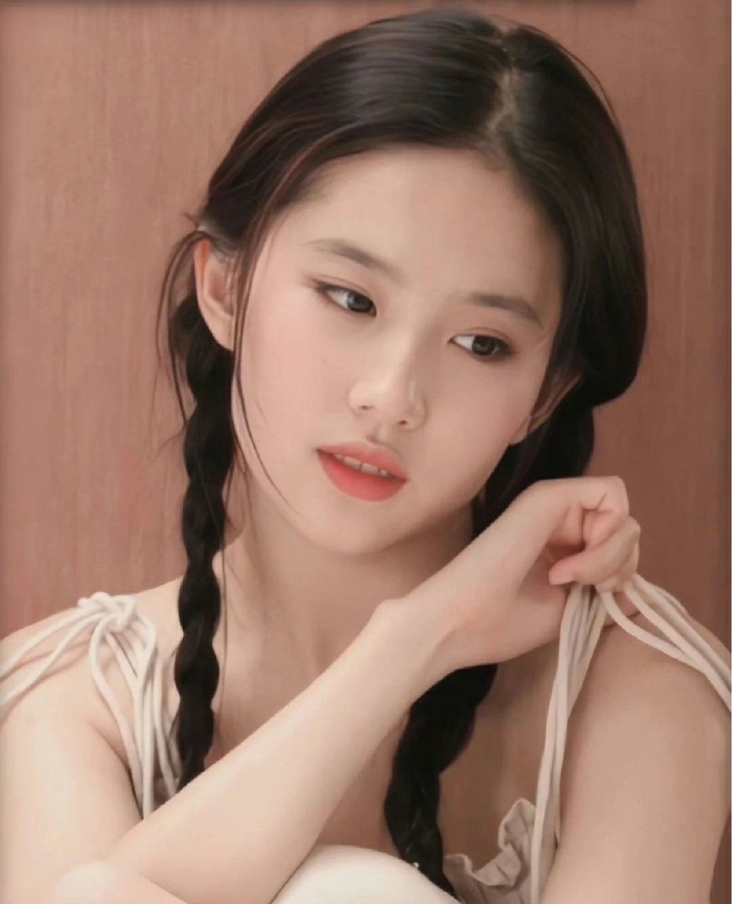 刘亦菲这双马尾辫,非常清纯甜美,楚楚动人,像极我们读书时期的校花.