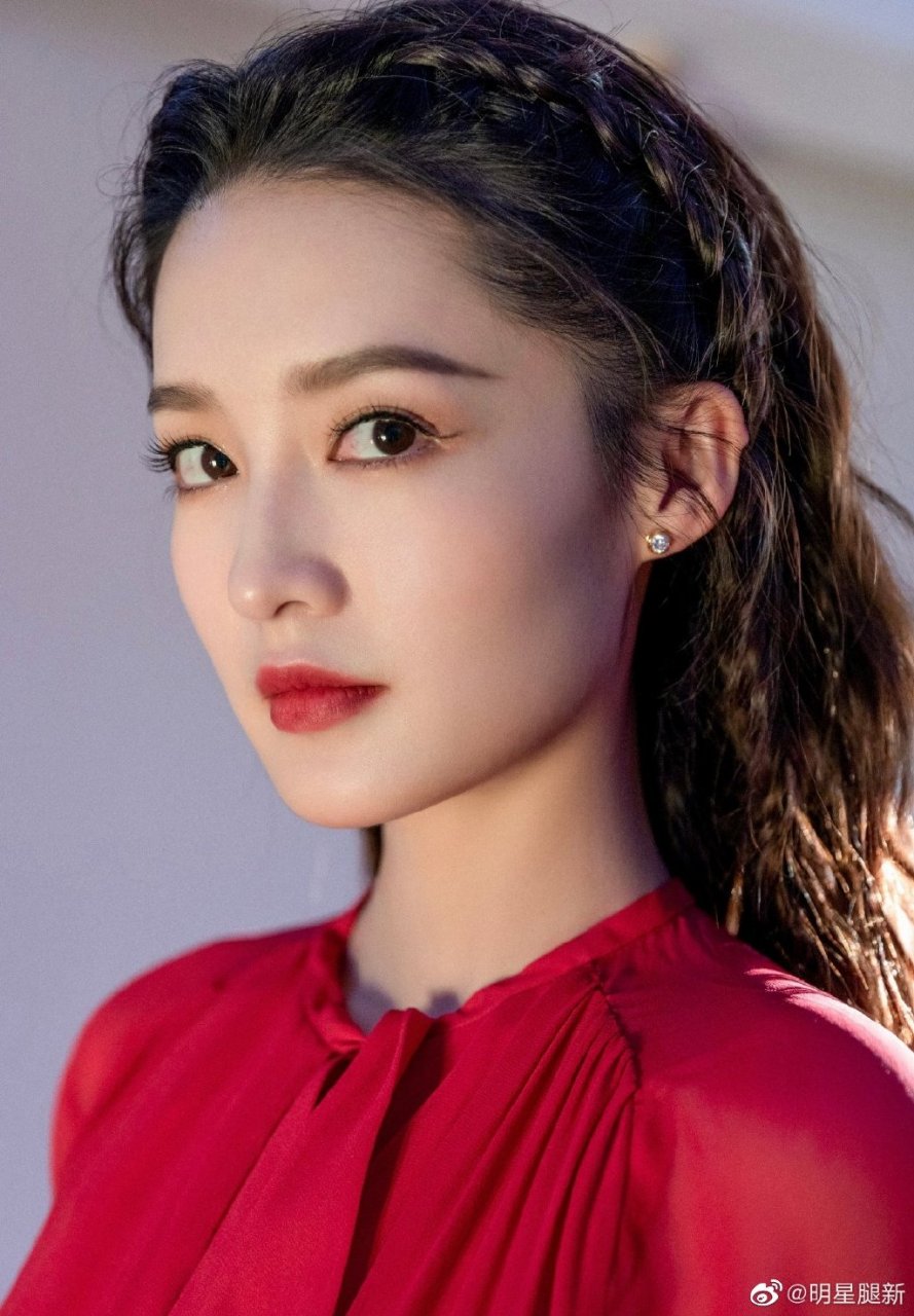 靓丽的女明星李沁红裙细腿凉高跟精致写