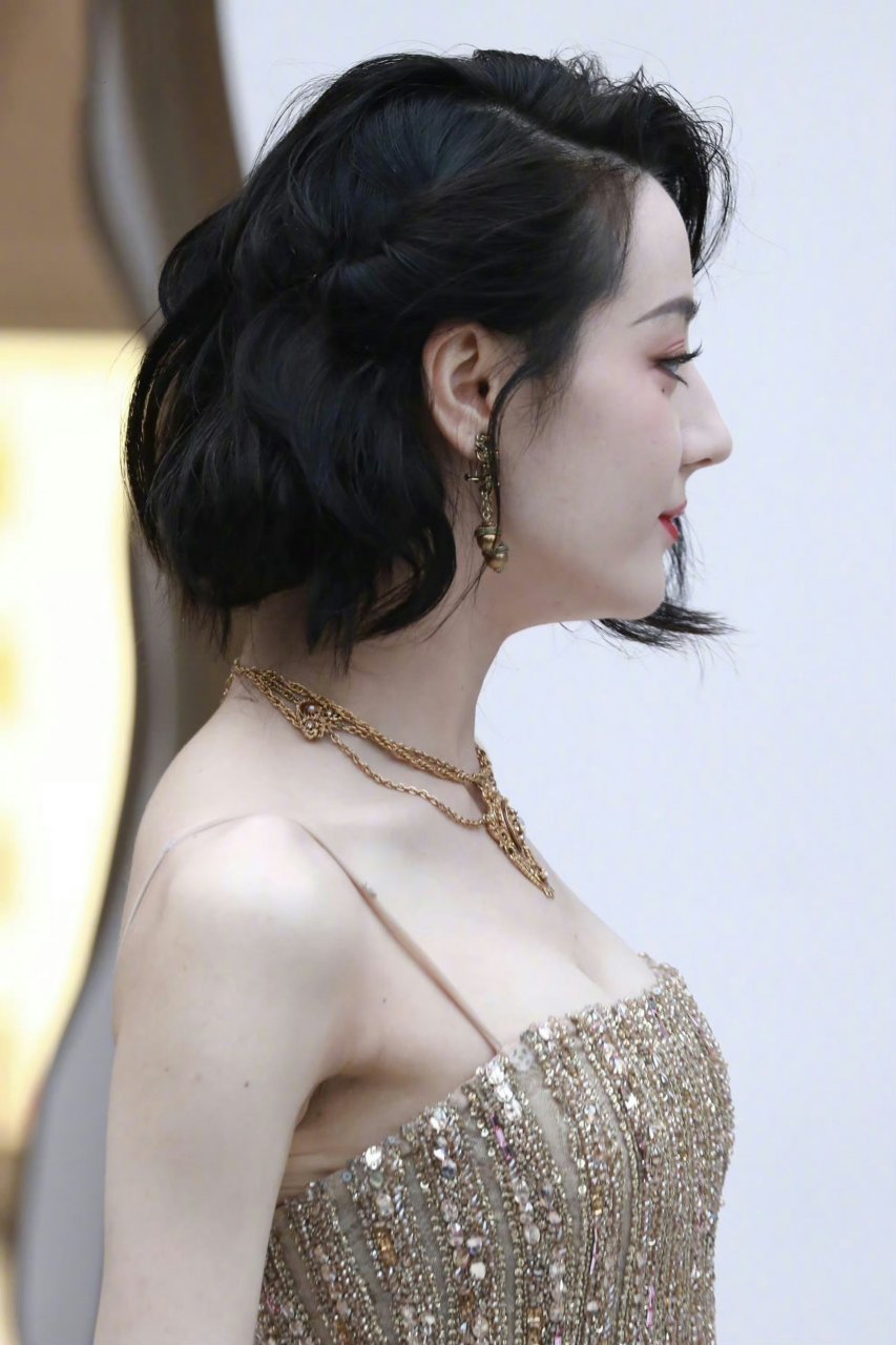 迪丽热巴,穿抹胸,露香肩,酥胸丰满圆润,身材真是绝了