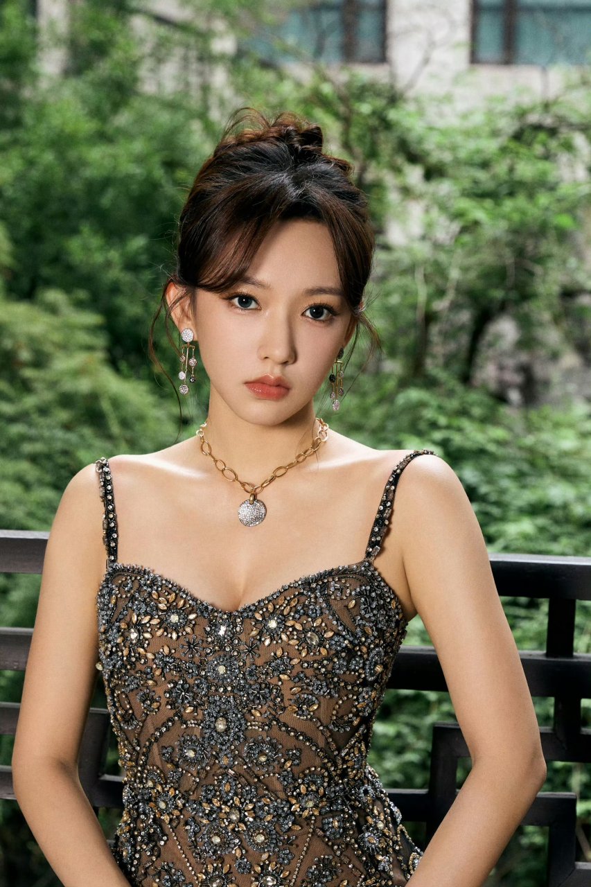 程潇,最新造型,酥胸半露,事业线很修长,真的很漂亮