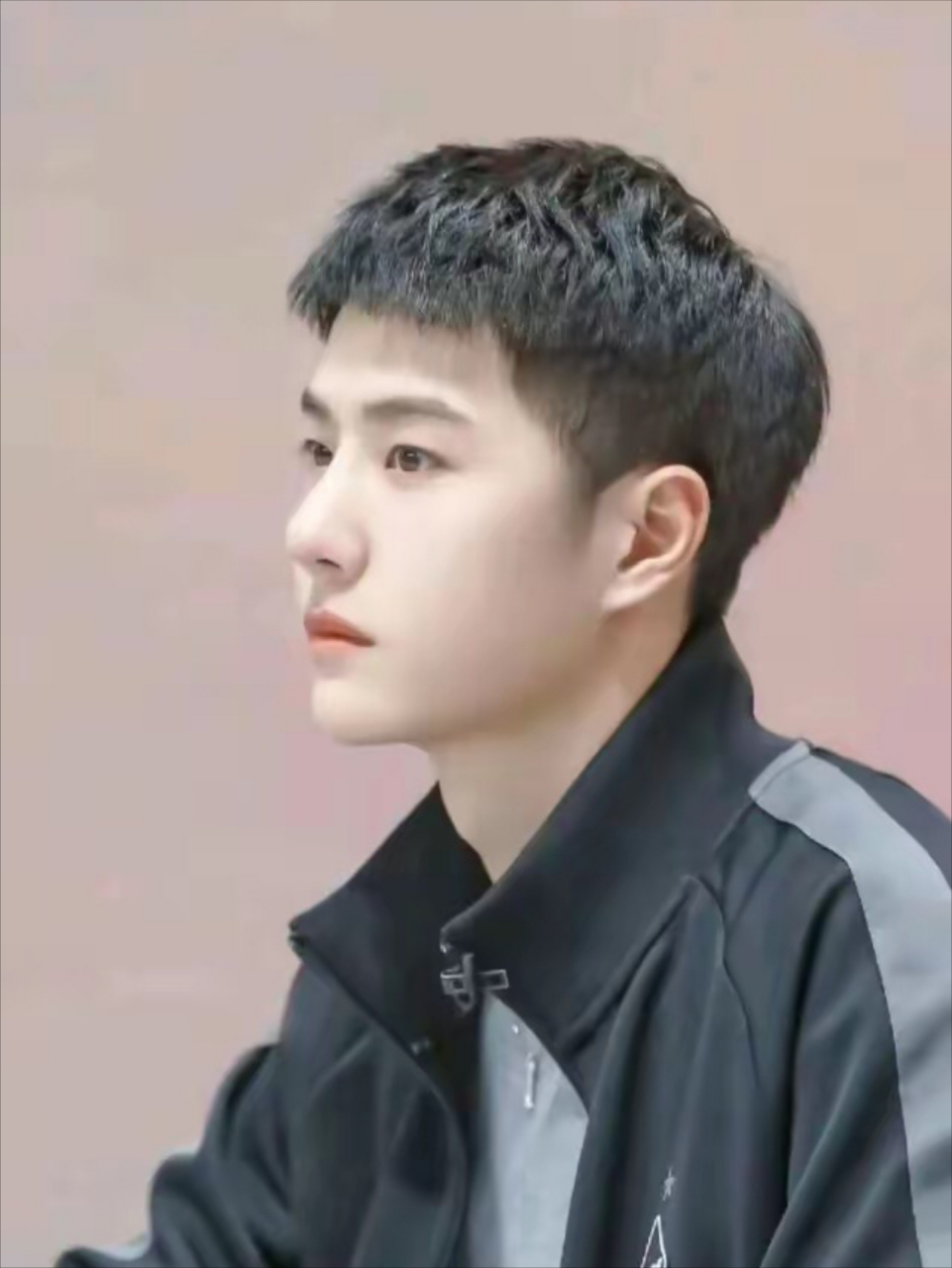 短发的王一博干净利清爽,非常帅气迷人,还萌萌的