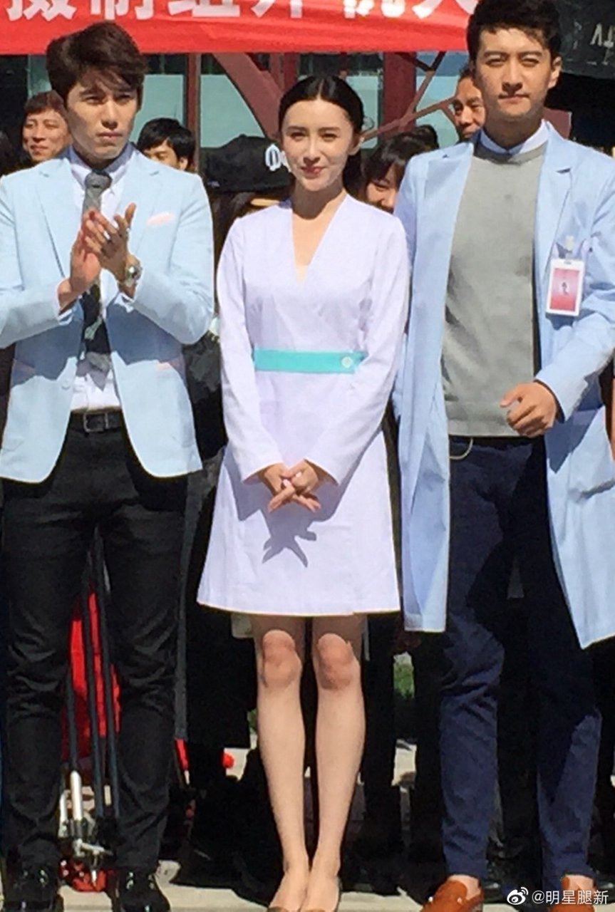 马秋子美腿踩低跟鞋气质温雅