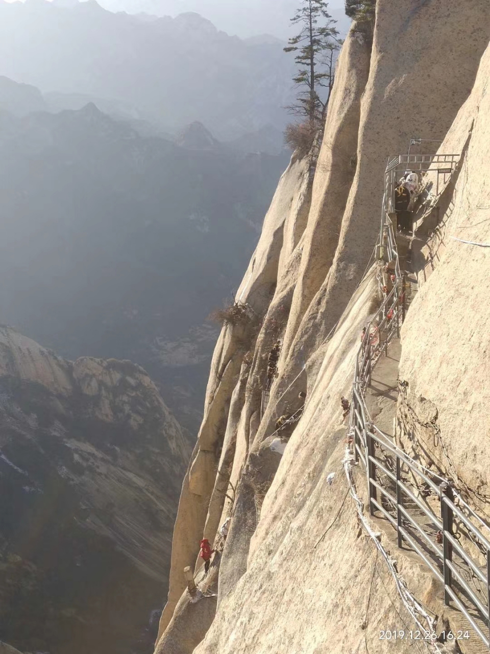 环陕西省旅行第14站:  华山第一天险-长空栈道  华阴市华山镇距华山