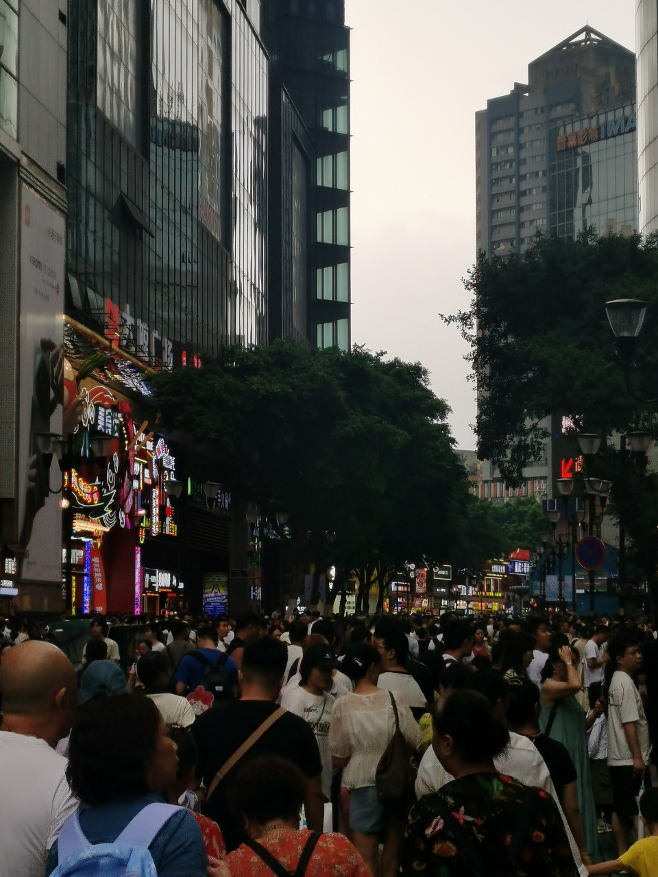 说起重庆解放碑的八一好吃街,那人气可真是旺得不得了,人挤人的,热闹