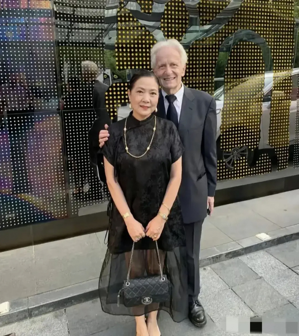 64岁老戏骨沈丹萍与德国老公乌韦的合照,给人一种温馨和谐的氛围,她