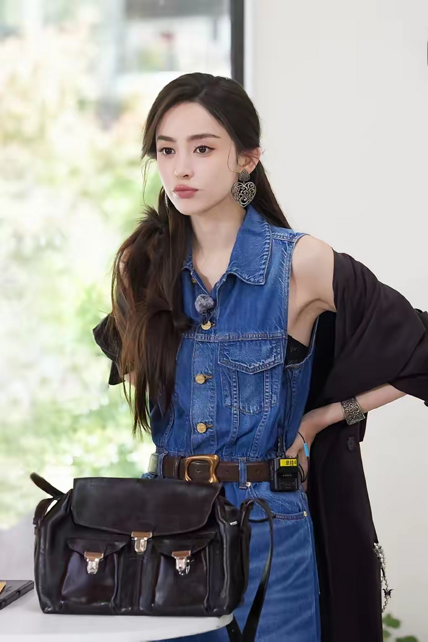 古力娜扎美照,一条深蓝色的无袖牛仔连衣裙,休闲中带点优雅.