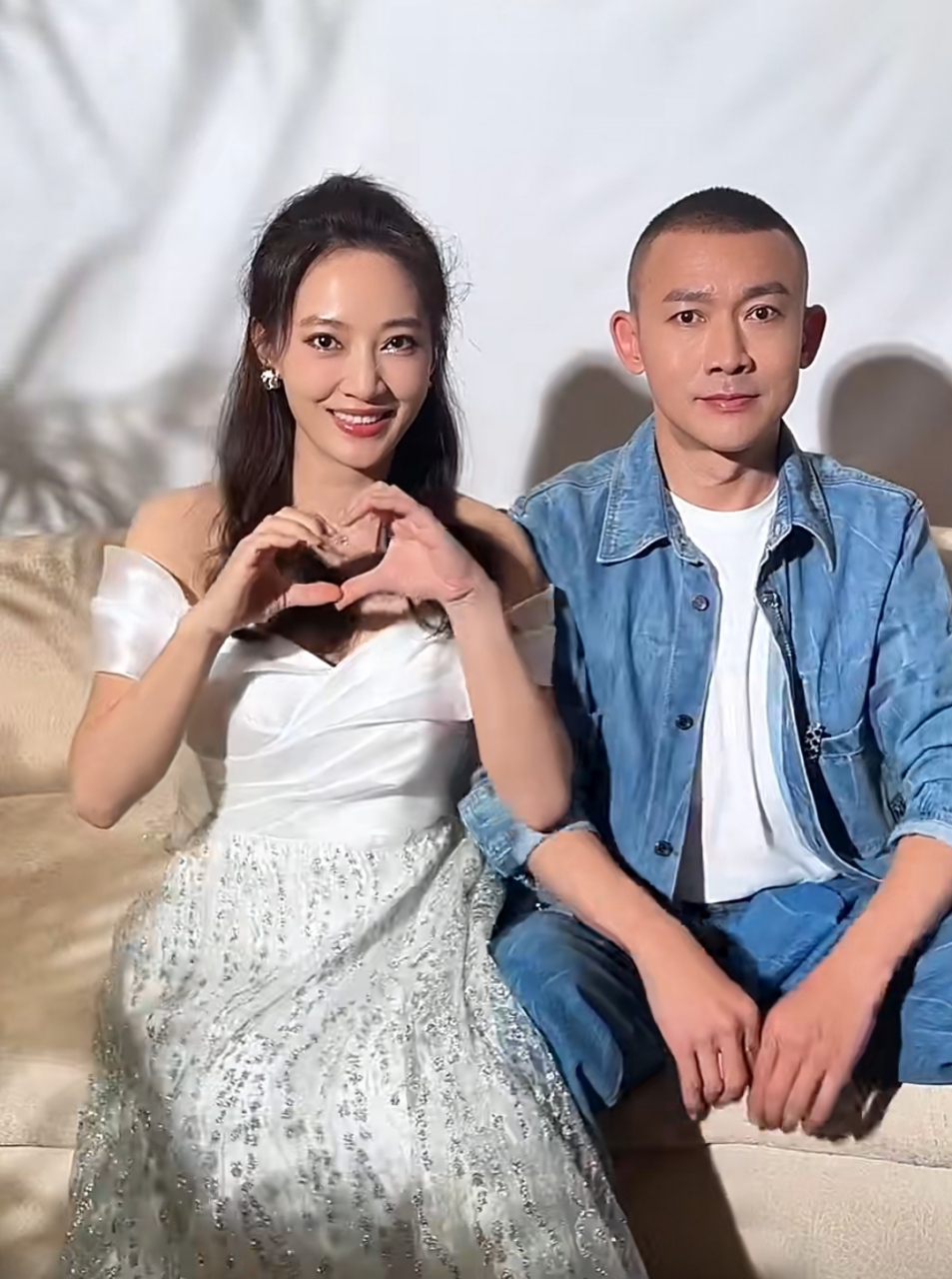 聂远与老婆拍大片秀恩爱,秦子越生了二胎完全不显老,保养得年轻又貌美