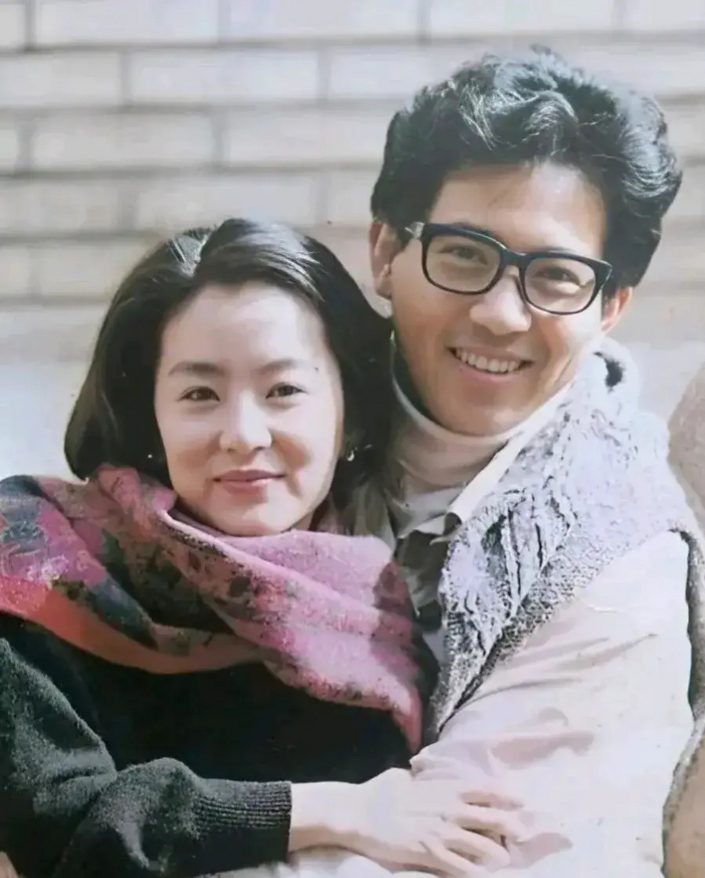 年轻的林青霞妥妥的"玉女"一枚!在大帅哥的怀里好幸福好开心的样子!