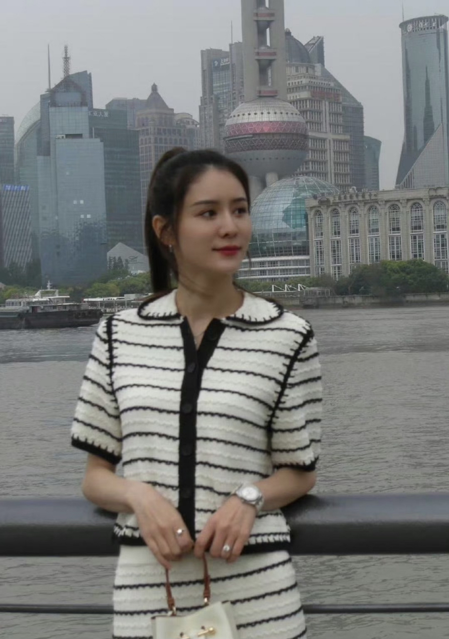 林峯妻子张馨月侧脸看着土土的.