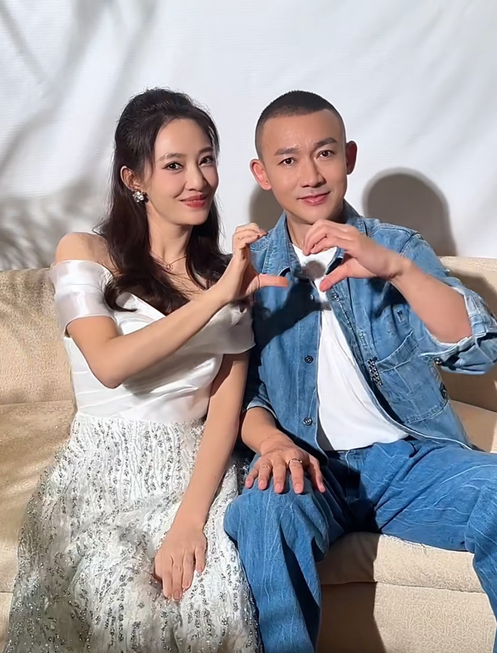 聂远与老婆拍大片秀恩爱,秦子越生了二胎完全不显老,保养得年轻又貌美