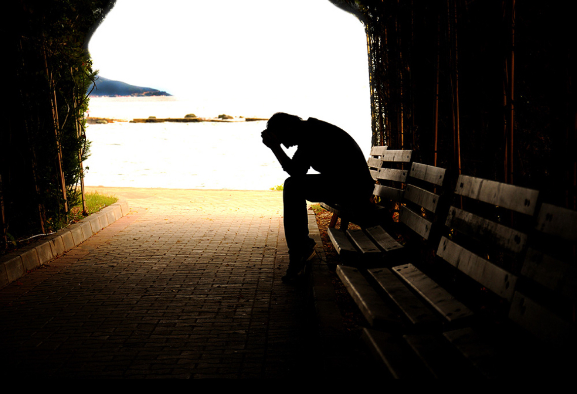 一桌,我们边喝边聊,老哥喝多了,喝得泪流满面……