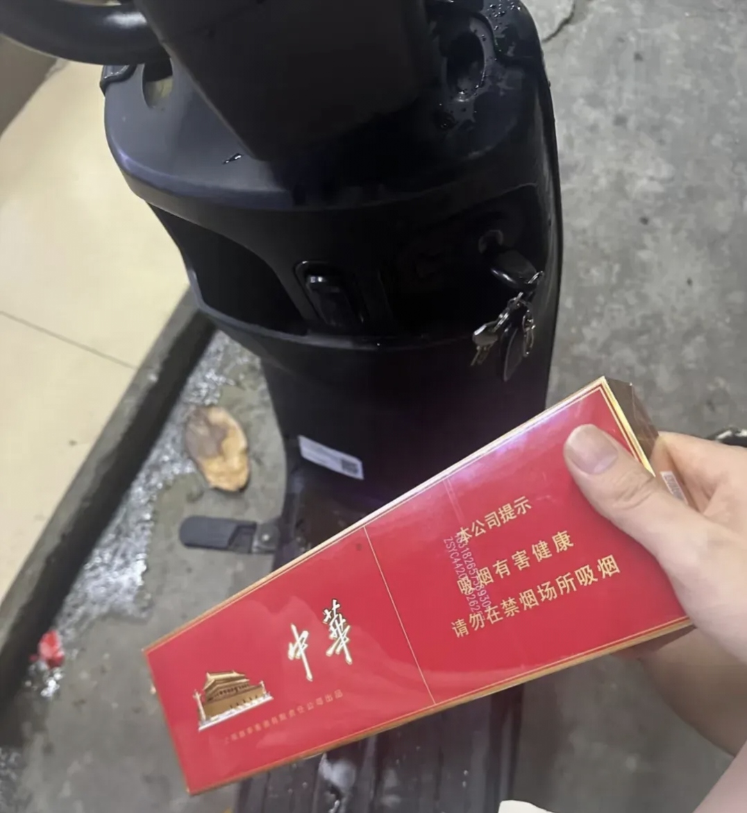 朋友给了我一条烟,说他戒烟了,让我拿去抽.