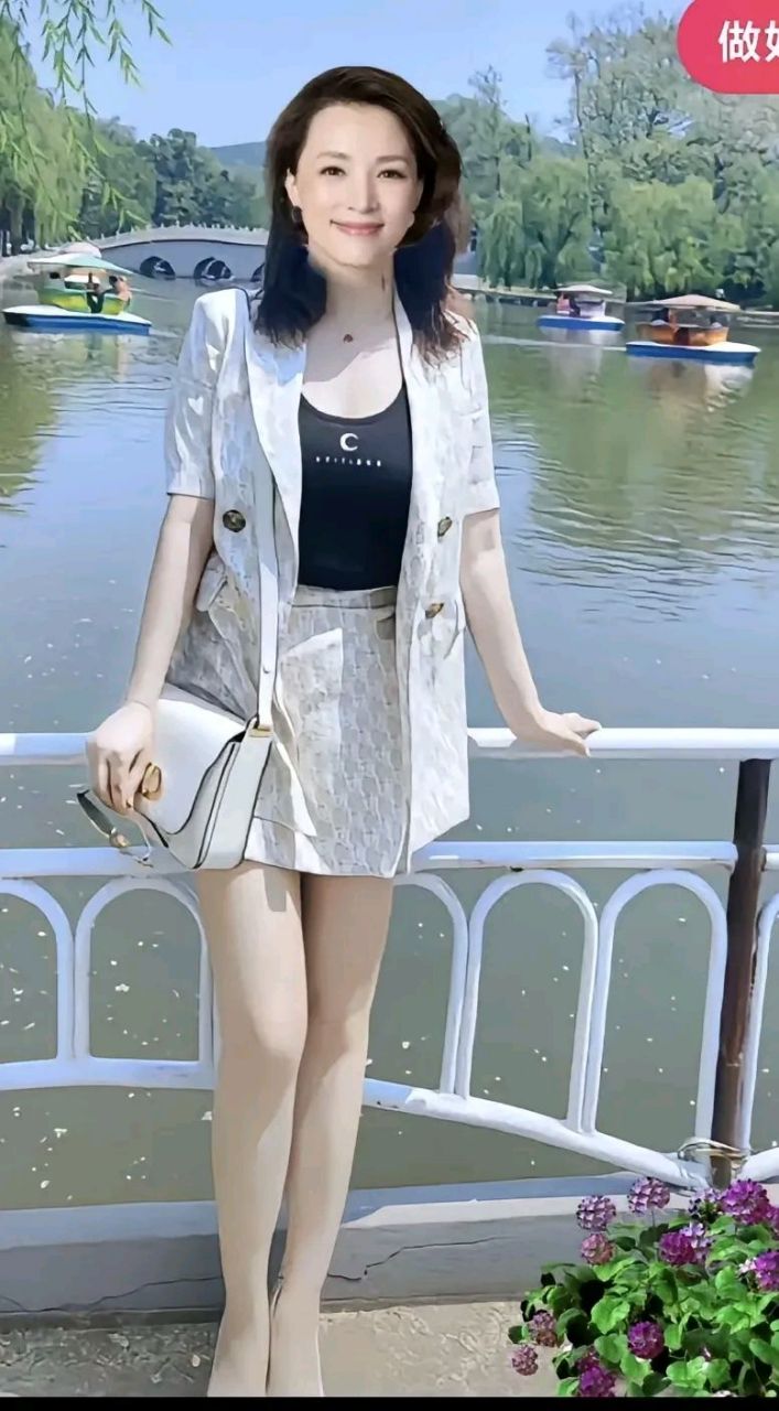 头一次看到董卿穿超短裙,打扮的这么时髦漂亮,给人的感觉好爽啊!