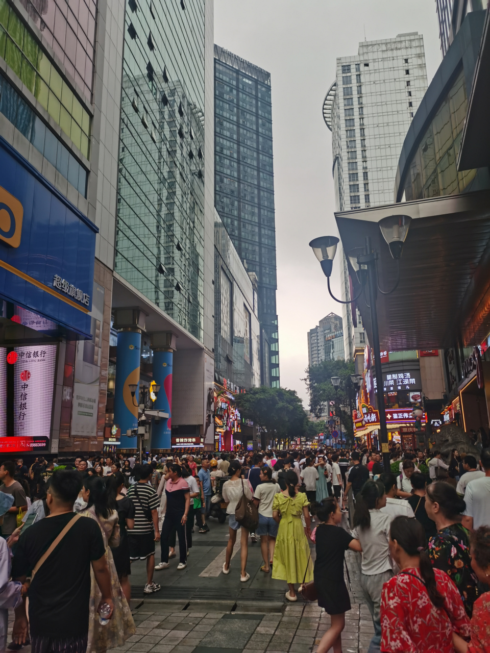 说起重庆解放碑的八一好吃街,那人气可真是旺得不得了,人挤人的,热闹
