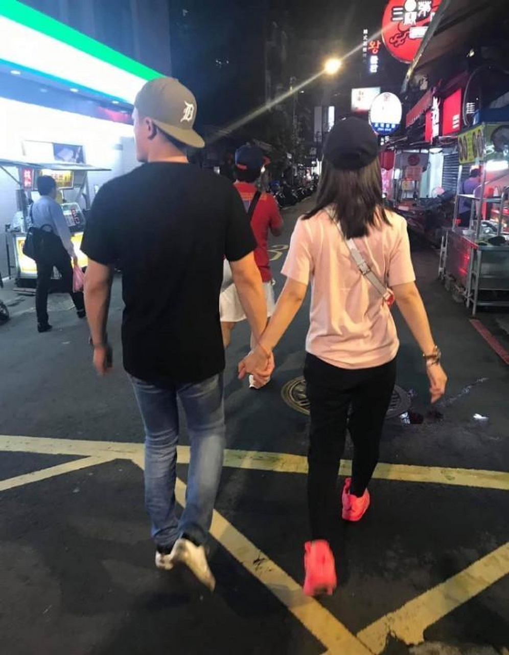 霍建华林心如多次被拍牵手搭肩逛街,可见感情超好,穿着简单和普通人无