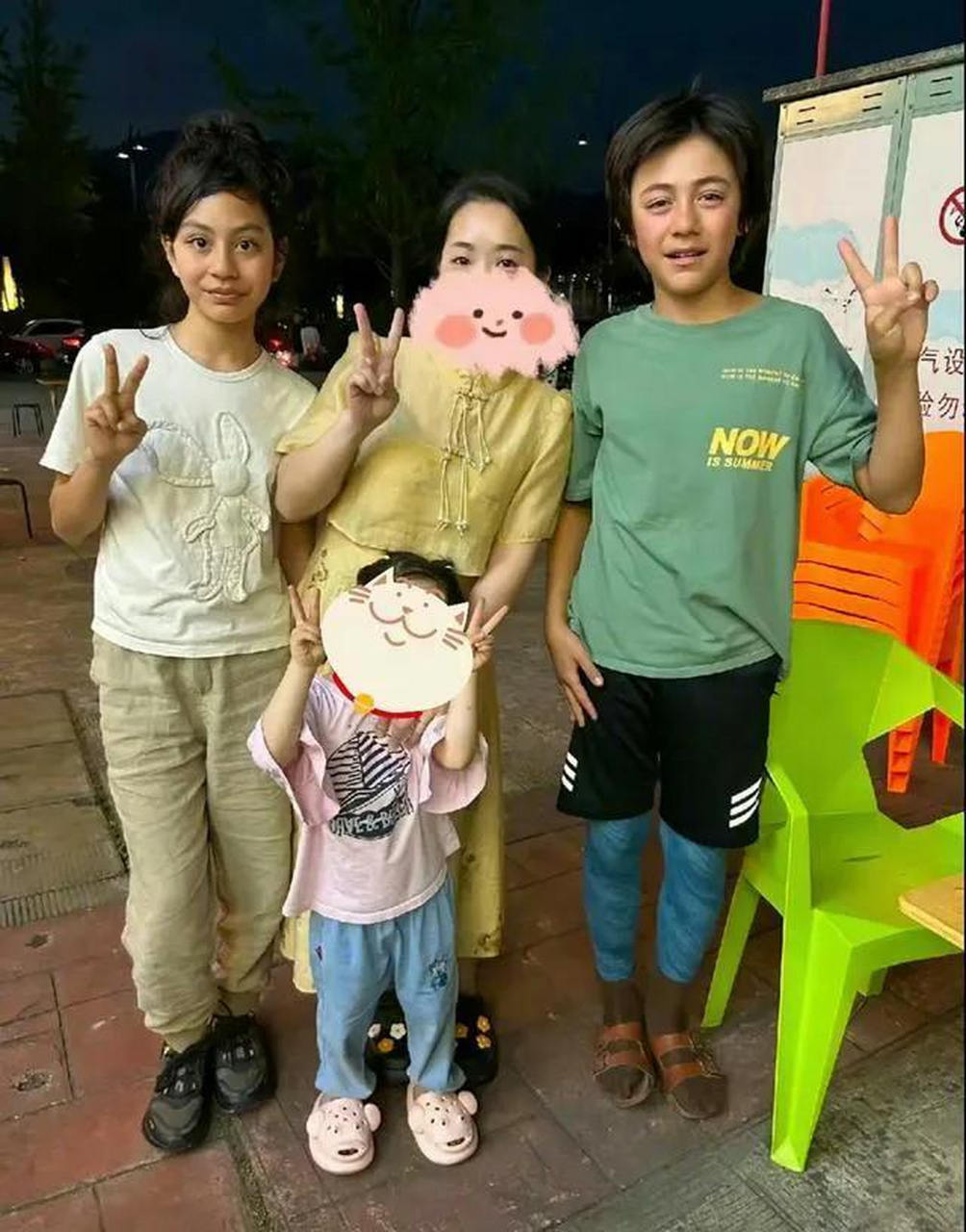 刘烨儿子女儿近照曝光,长大后的诺一和霓娜太像王子和公主了,和路人