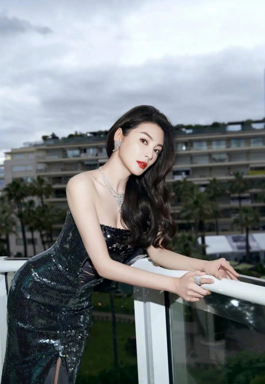 美人鱼张雨绮小姐姐,今天的装扮好漂亮,精致优雅,高级感满满,皮质光面