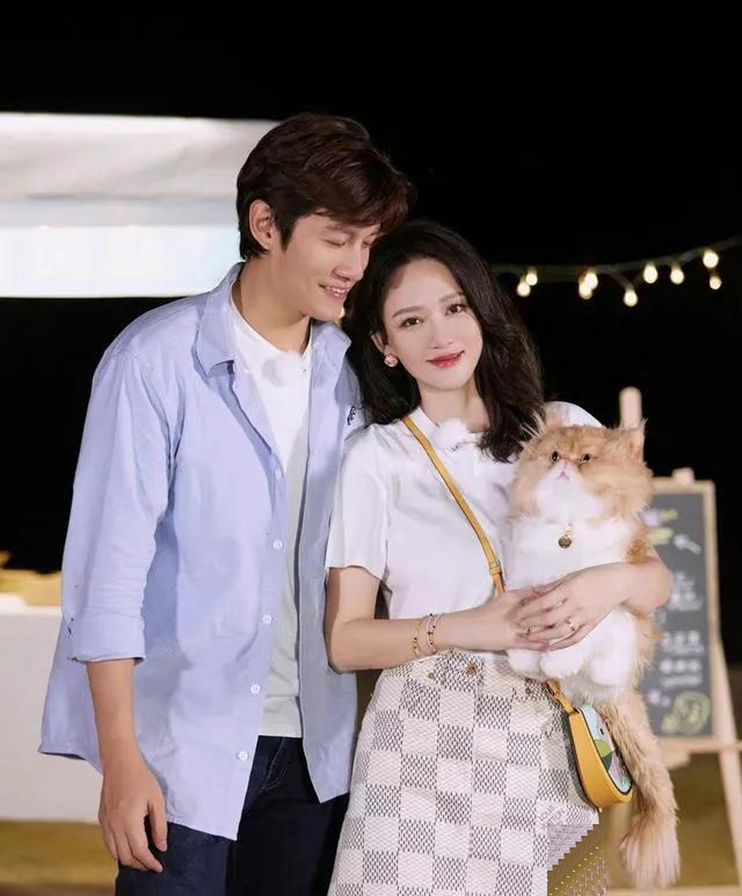 陈乔恩晒出与老公艾伦的合影庆祝结婚两周年纪念日,两人因综艺节目