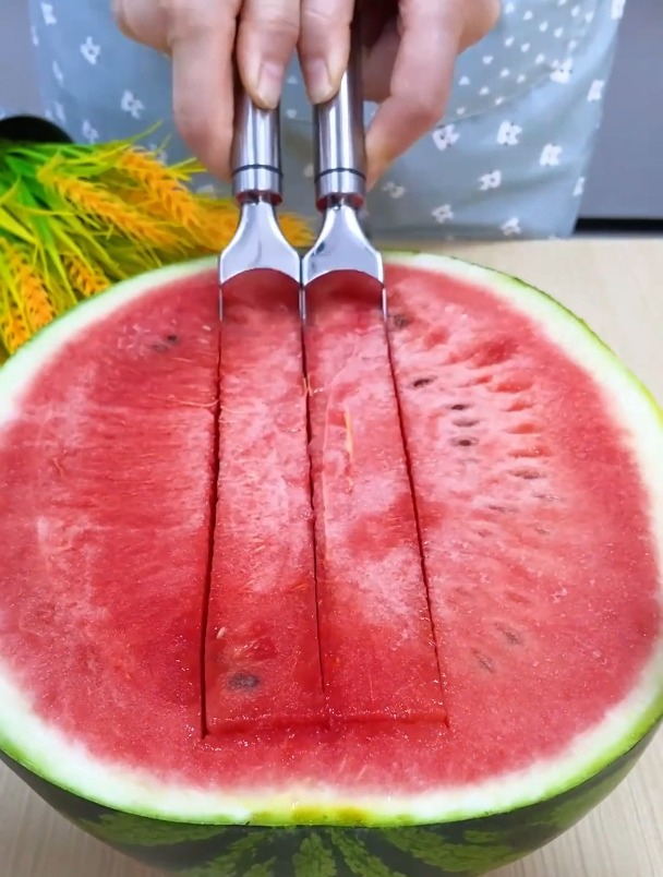 西瓜切成块吃起来才方便,用它划几下就能切成块,太牛了