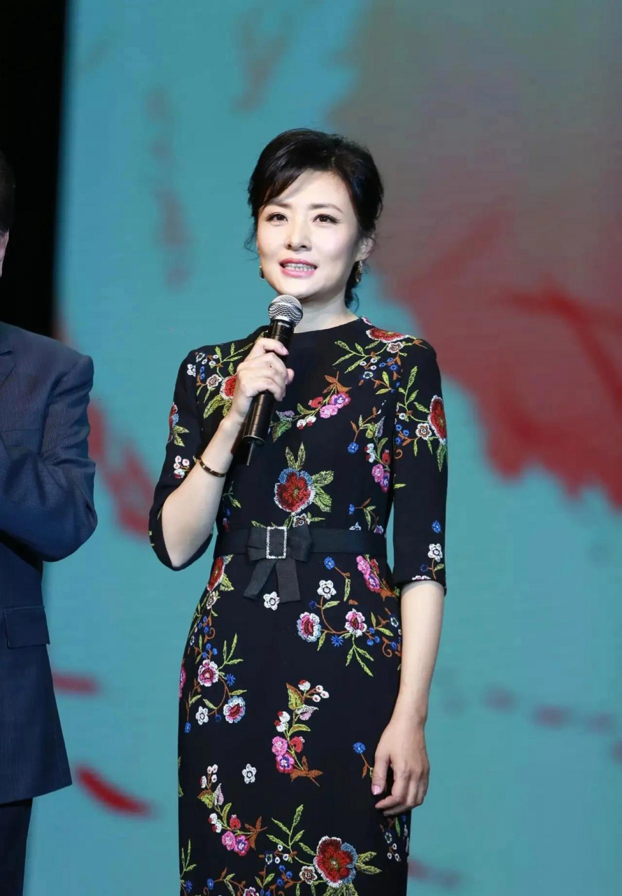 周涛身穿黑色旗袍出席活动,气质高贵典雅,让人眼前一亮!