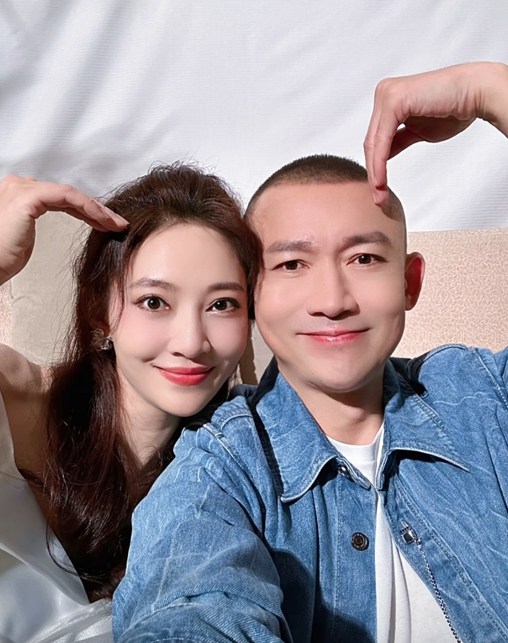 聂远与老婆拍大片秀恩爱,秦子越生了二胎完全不显老,保养得年轻又貌美