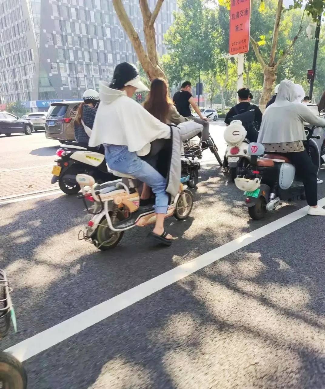 女生愿意坐男生电动车图片