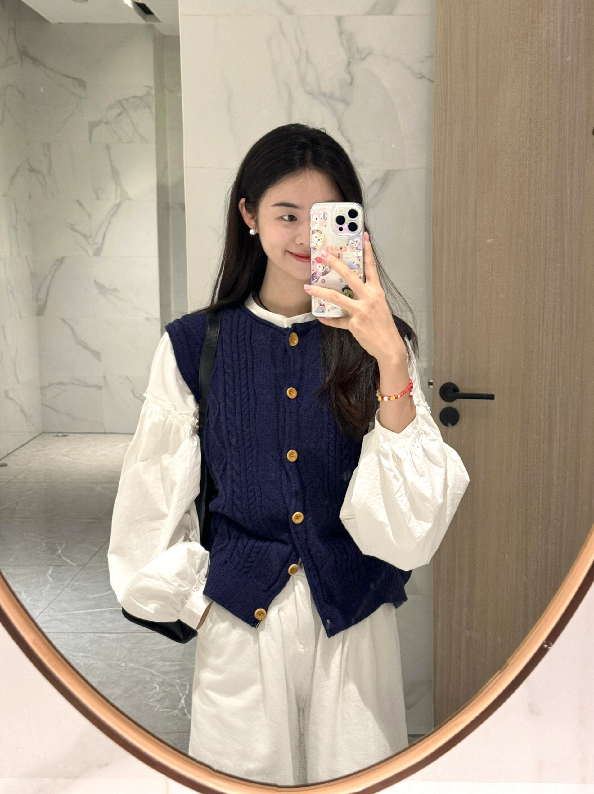 任意搭配衬衫都好看～ 静谧舒适的藏蓝色马甲,衣襟处点缀着棕黄色纽扣