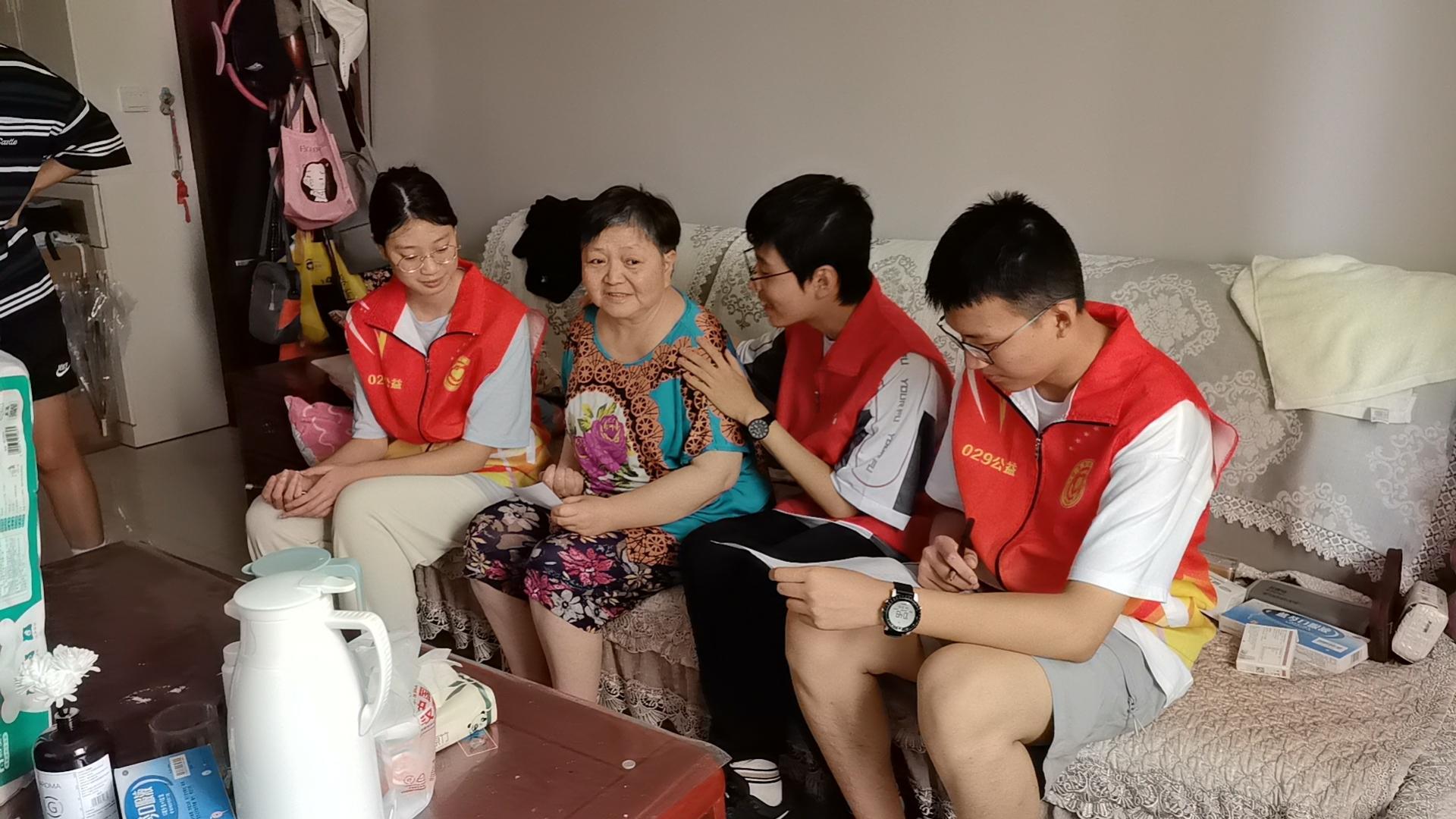 西安推动西工大附中等学生志愿者进社区开展敬老服务和研究性学习