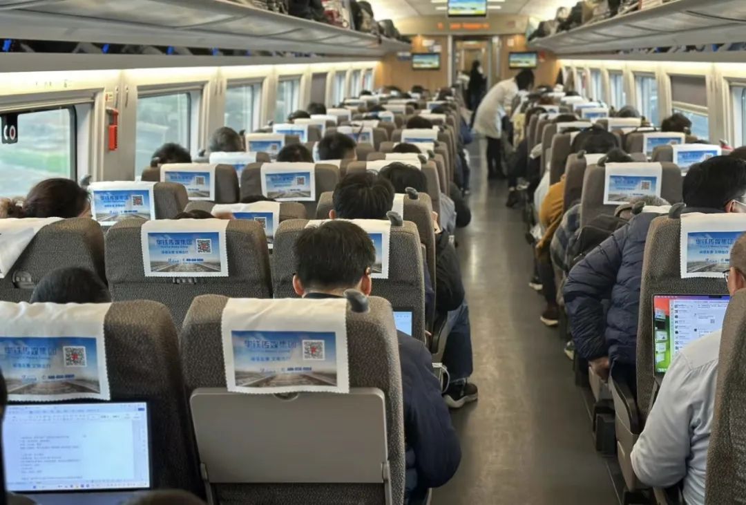 "班味最重"的京沪高铁,极其安静都在办公!二等有票,商务售罄