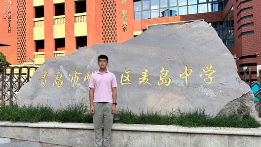 青岛市崂山区麦岛中学2021级2班男生杨骐源同学以优异的成绩,过硬的