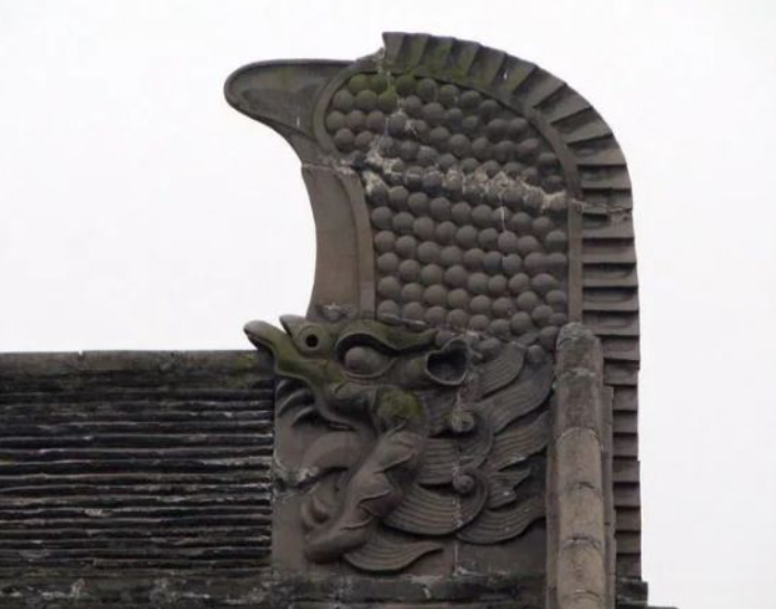 鸱吻是中国古建筑上最常见的一种建筑构件,一般用在古代建筑屋脊正脊
