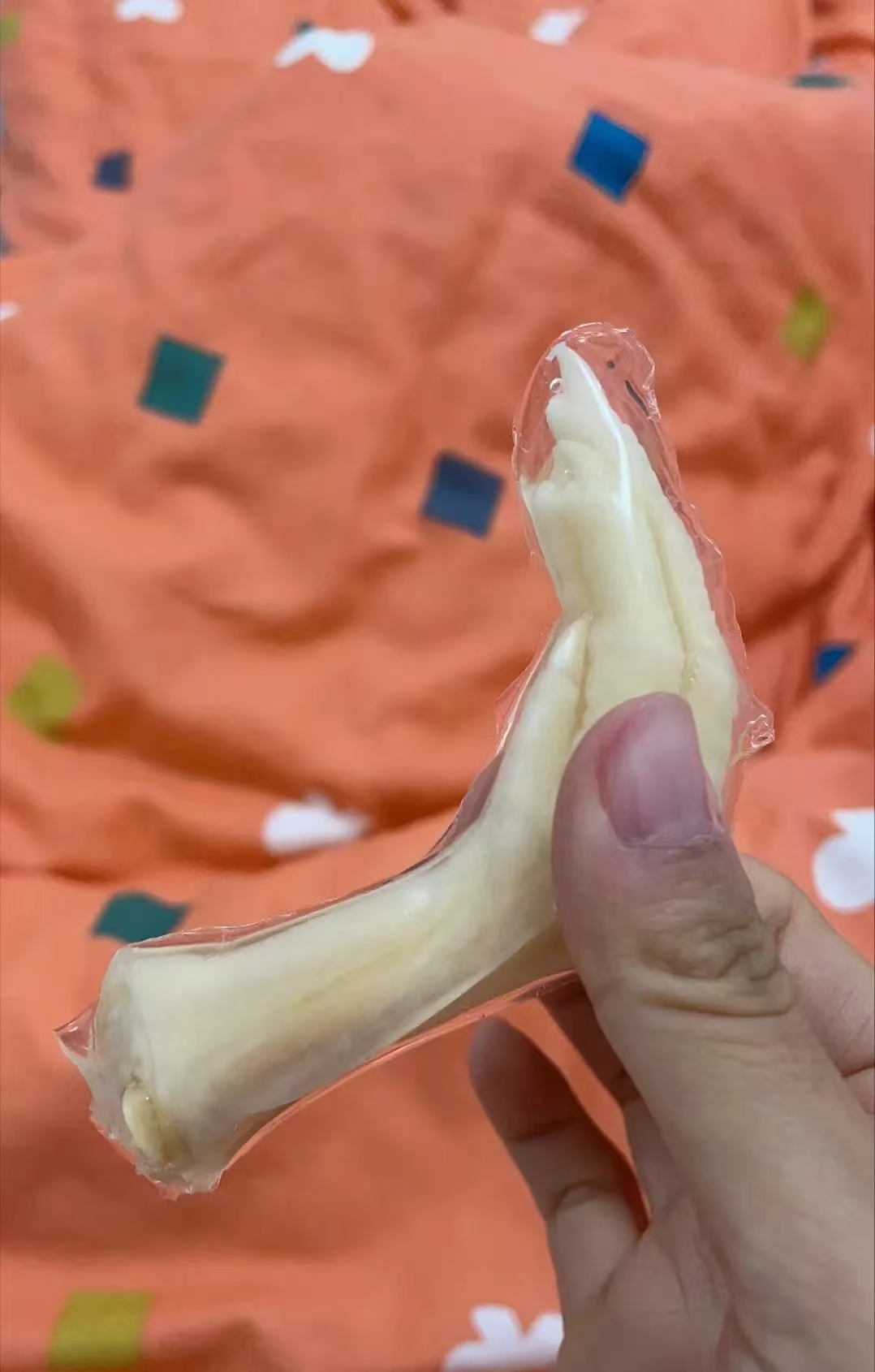 今天上午我在超市买回来了好多的泡椒凤爪,我发现这个爪子上面有一层