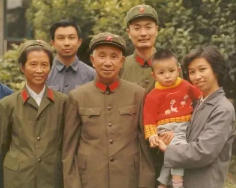 开国大将粟裕为子女工作"托关系,走后门",却得到了百姓的敬重