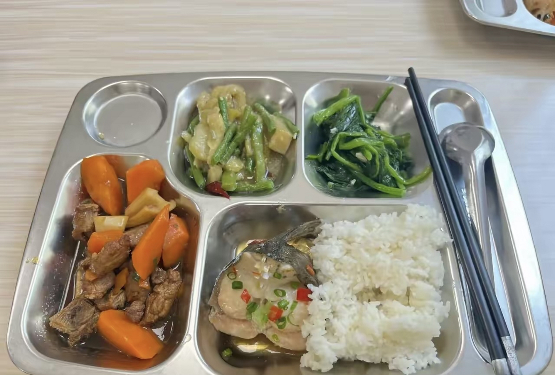 邻居说,小区门口的社区食堂,饭菜便宜又实惠好吃,正好